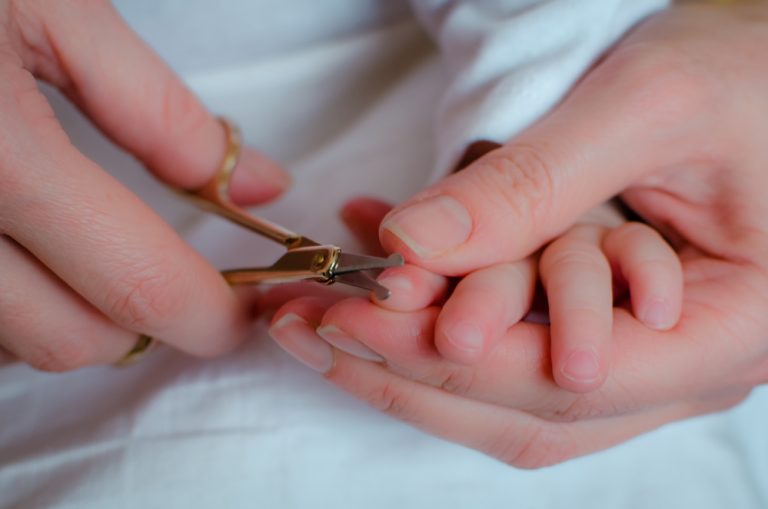 Cuidados com o coto umbilical e corte das unhas