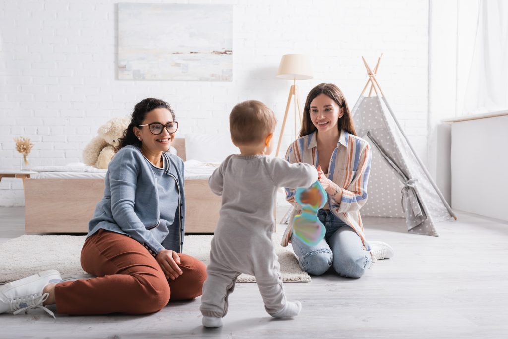 Mamãe encorajando bebê a andar