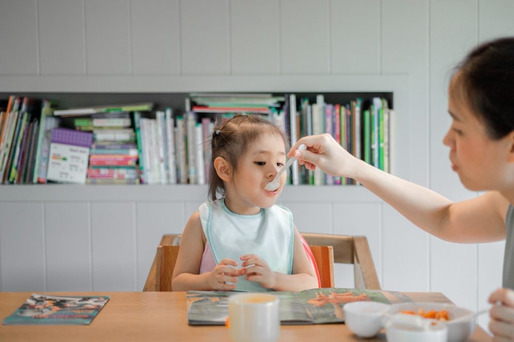 Bebês que comem alimentos sólidos mais cedo dormem melhor?