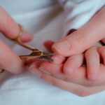 Cuidados com o bebê: coto umbilical e corte das unhas