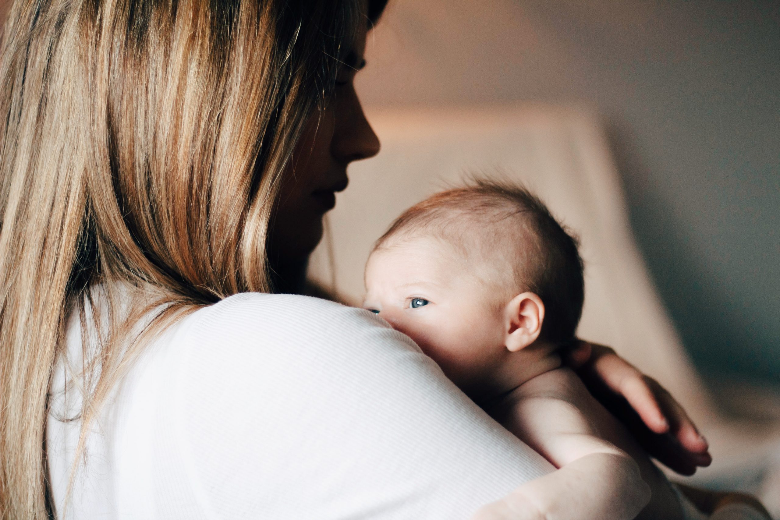 Primeiro banho do bebê: porquê esperar para dar em casa?